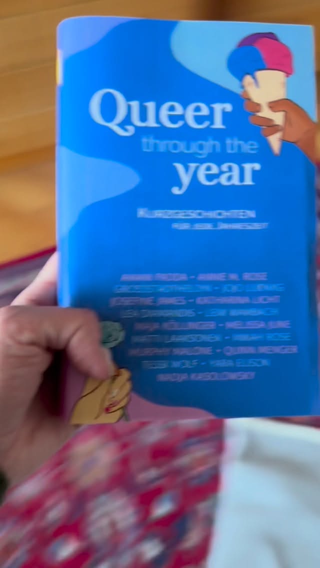 IT’S OUT!!! 🌈✨
Unsere Anthilogie - Queer Through the Year ist endlich da!!!
17 queere Kurzgeschichten - 4 Jahreszeiten & 1.000 Gefühle 😍😍😍

—> go get it & fall in love with queer stories !

ab heute überall wo es bücher gibt!!!
#queerbooks #wlwromance #queerthroughtheyear #bookstagram #queerthroughtheyearanthologie